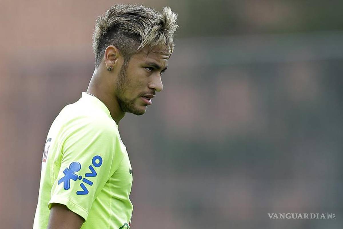 Neymar tiñe su cabello de dorado