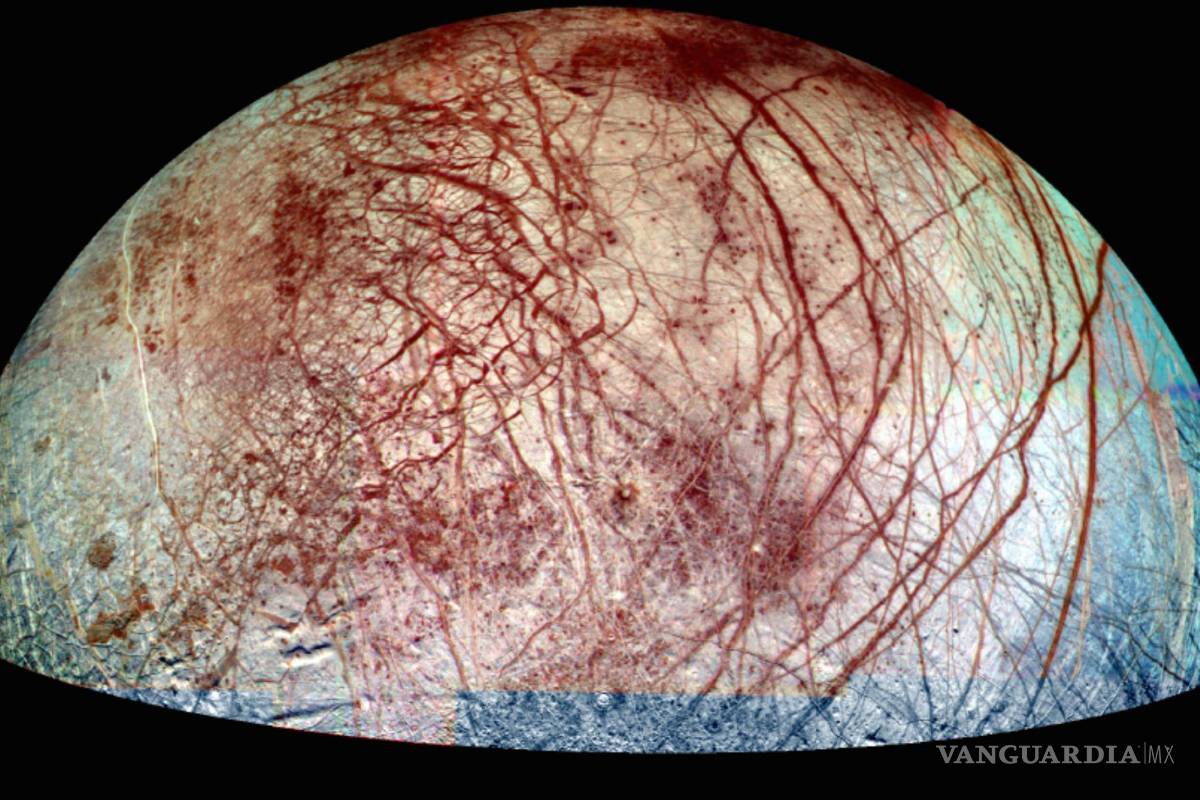 $!Formaciones similares a cicatrices y venas rojas en la luna Europa.