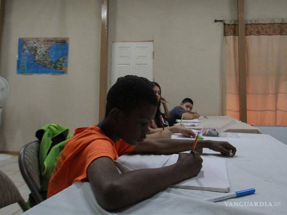 $!Niños migrantes varados en la ciudad de Tijuana reciben clases a distancia