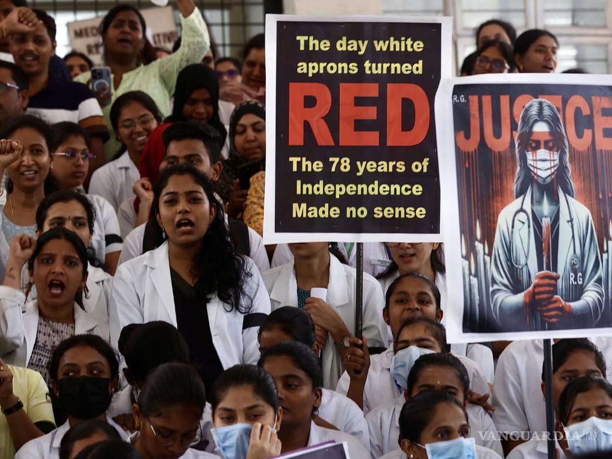 $!Médicos y profesionales médicos protestan en la facultad de medicina RG Kar en Calcuta, celebrada en el hospital Victoria en Bangalore, India.