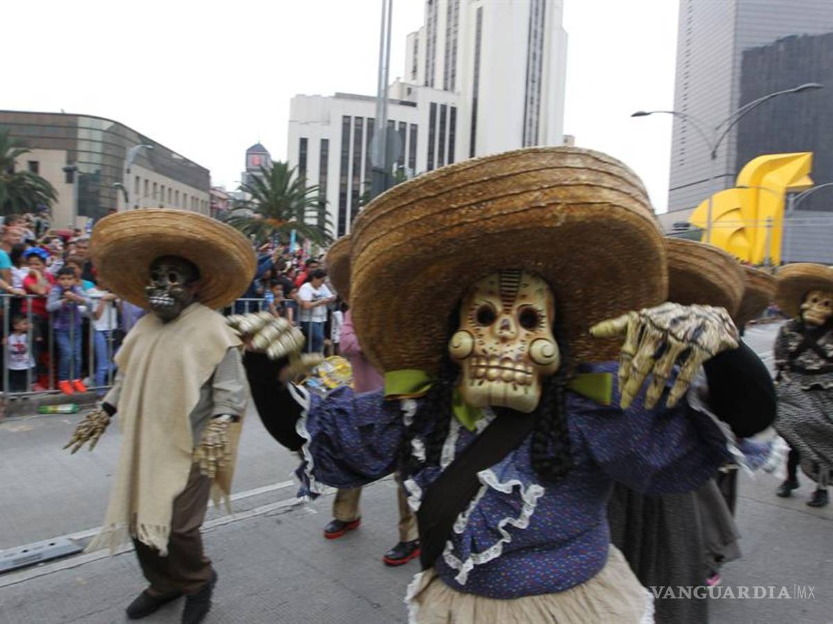 $!Los muertos toman calles de la Ciudad de México en un macrodesfile (fotos)