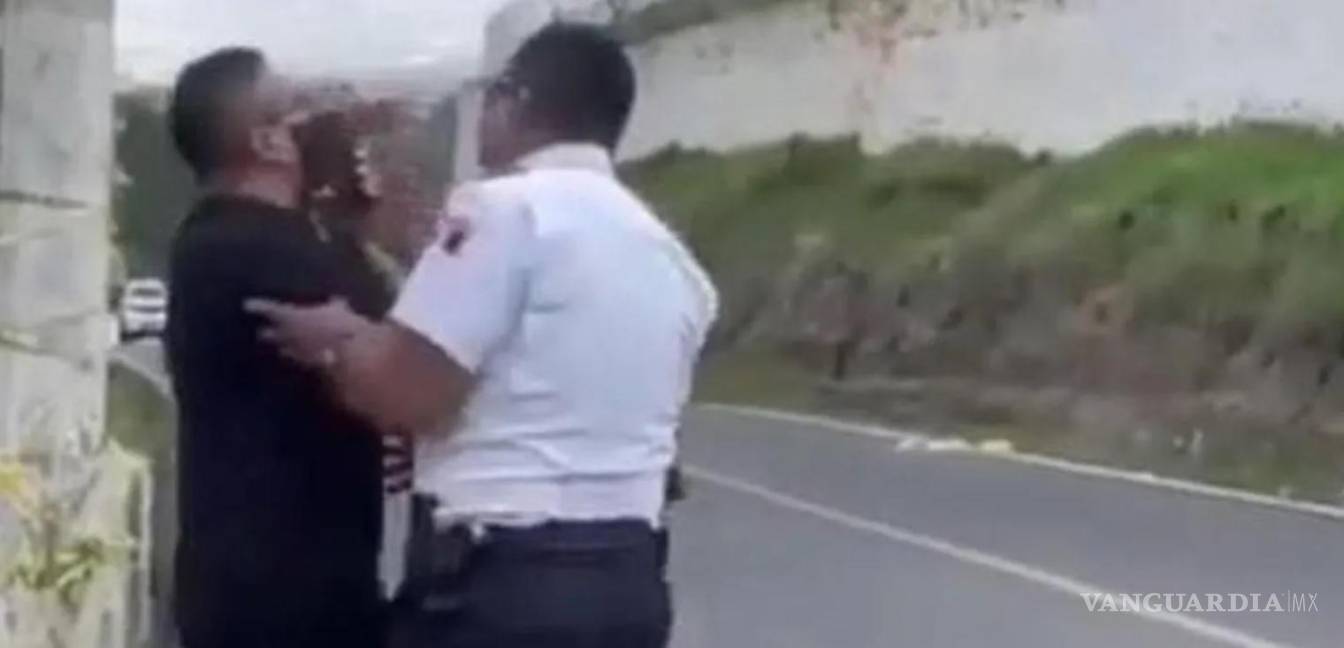 $!“Poncho, no hagas caso a nadie, estamos contigo”, fue lo que gritó el fan antes de que el policía lo empujara.