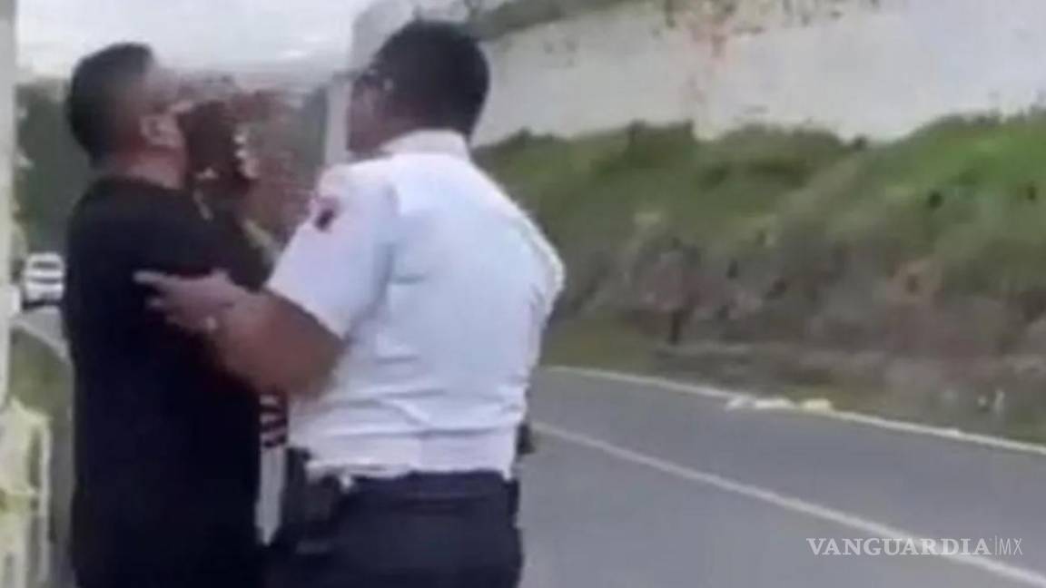 $!“Poncho, no hagas caso a nadie, estamos contigo”, fue lo que gritó el fan antes de que el policía lo empujara.