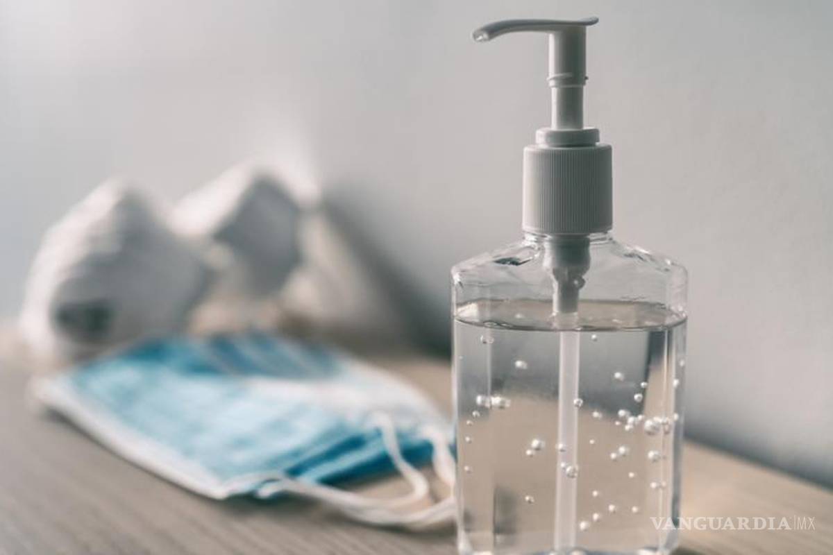 Encarecen hasta 30 por ciento insumos para sanitizar en Saltillo; en redes sociales los rematan