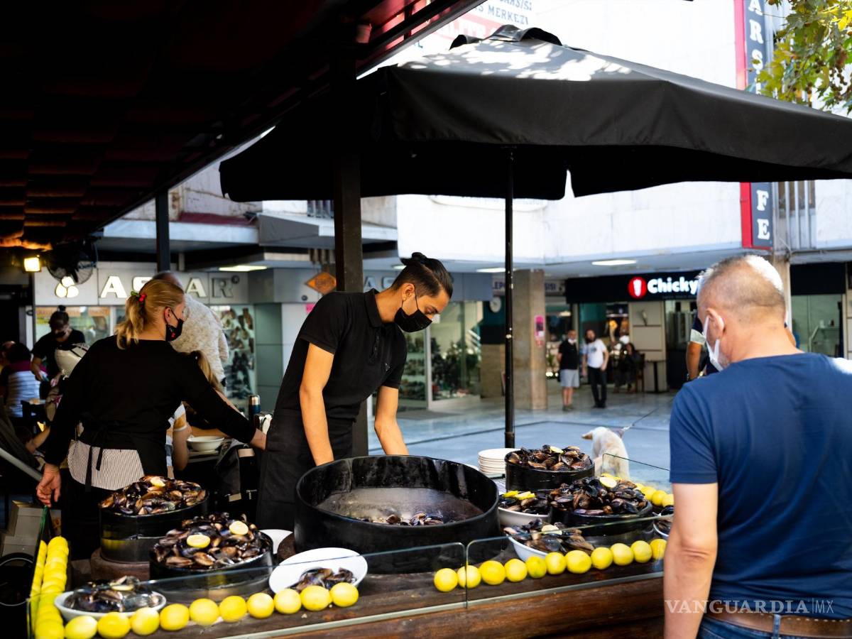 $!Kemeralti, el distrito comercial de Esmirna, acoge uno de los mayores mercados al aire libre del mundo, con unas 5,000 tiendas y puestos entre los que se suceden numerosas sinagogas sefardíes. EFE/Guillermo López