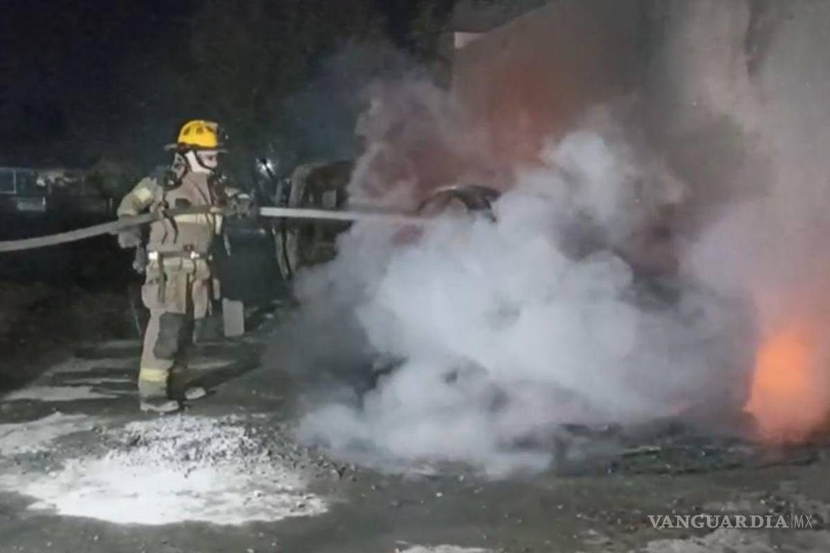 $!Habitantes del sector señalaron que el terreno baldío ya ha sido escenario de incendios similares, por lo que solicitaron mayor presencia de autoridades.