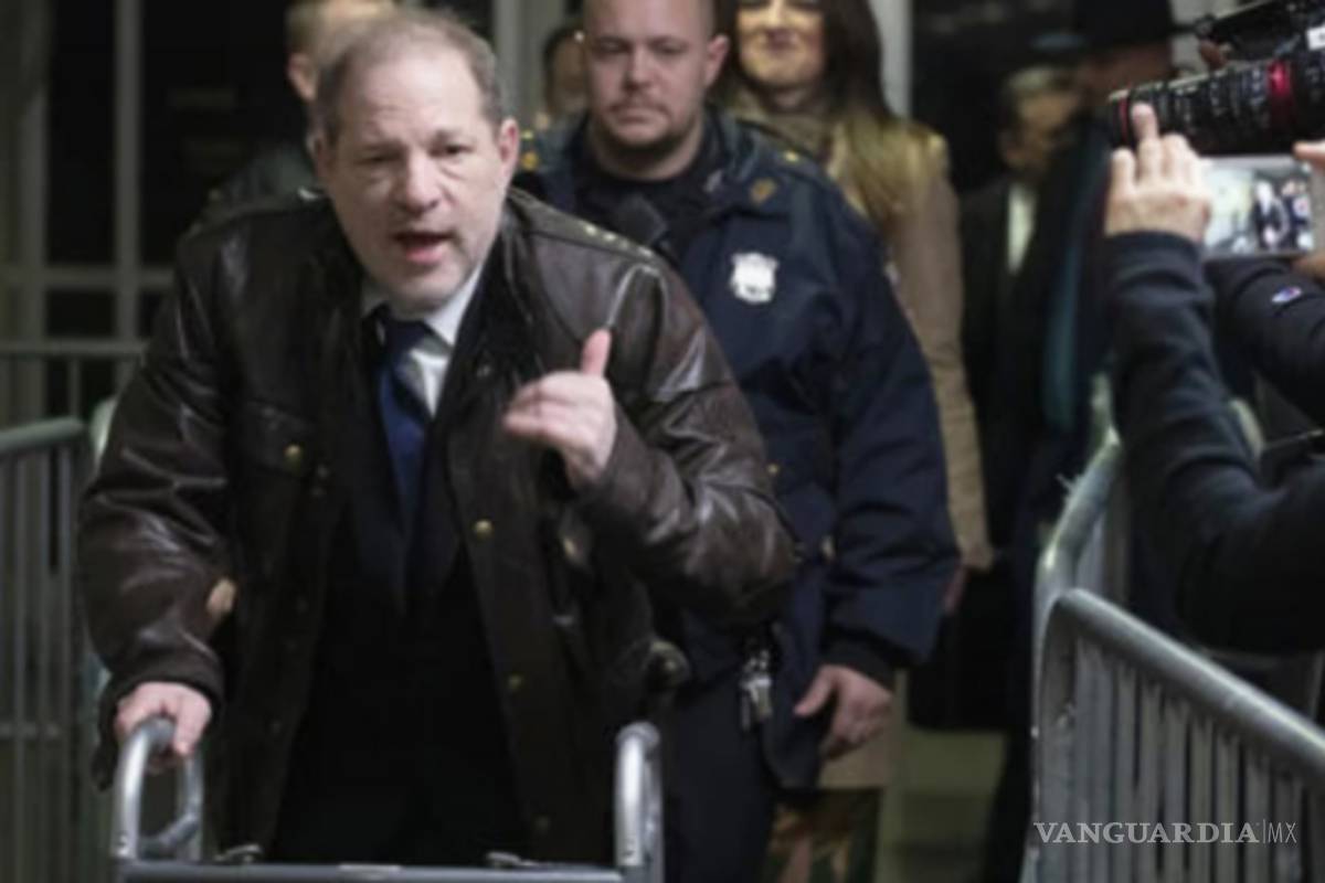 Extraditan a Harvey Weinstein a California; enfrentará juicio por violación y agresión sexual