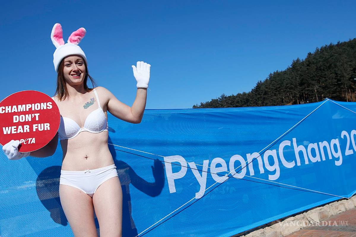 Activista de PETA realiza una protesta en bikini y a menos de 16 grados en Corea del Sur