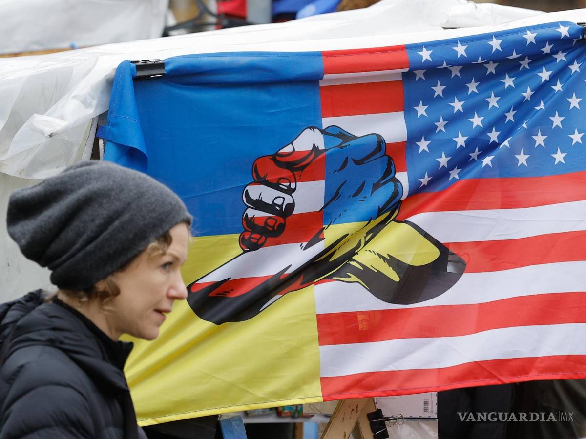 $!Una mujer ucraniana pasa por un puesto de souvenirs con una bandera que representa las banderas de Ucrania y Estados Unidos, en el centro de Kiev, Ucrania.