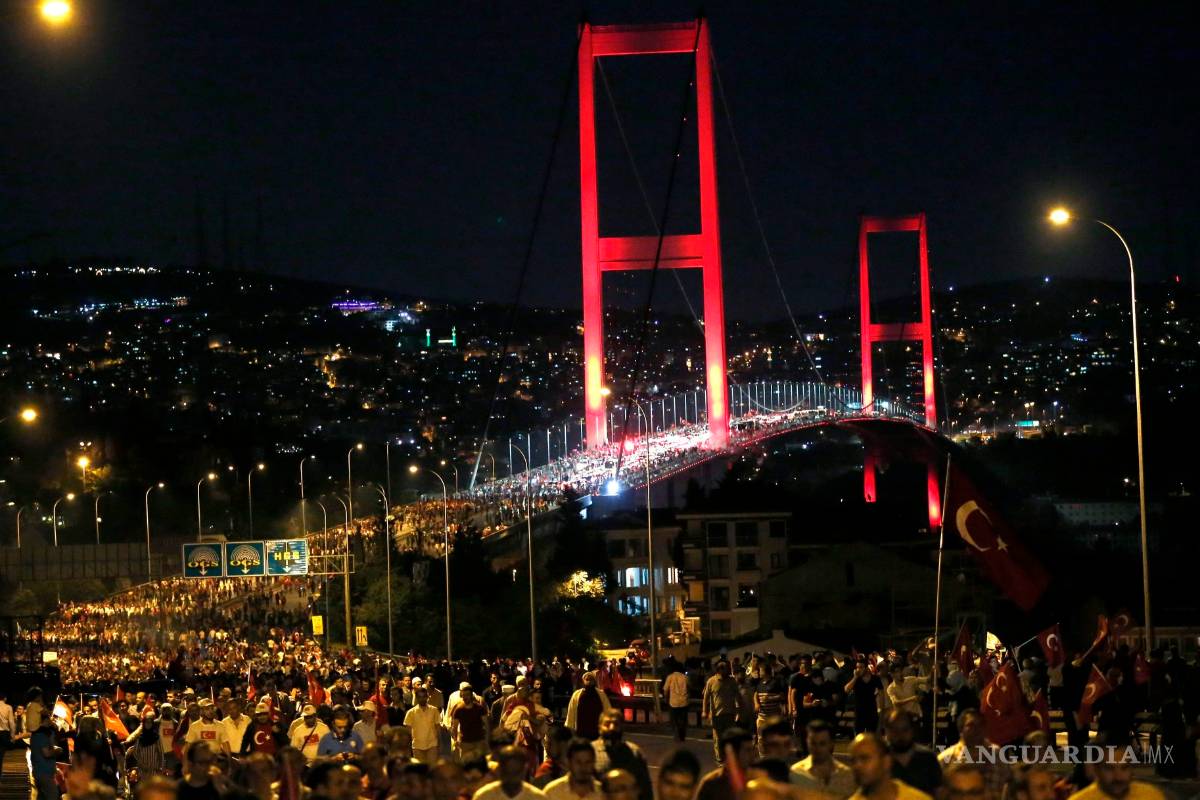 EU urge a Turquía a que investigue a los golpistas bajo el debido proceso