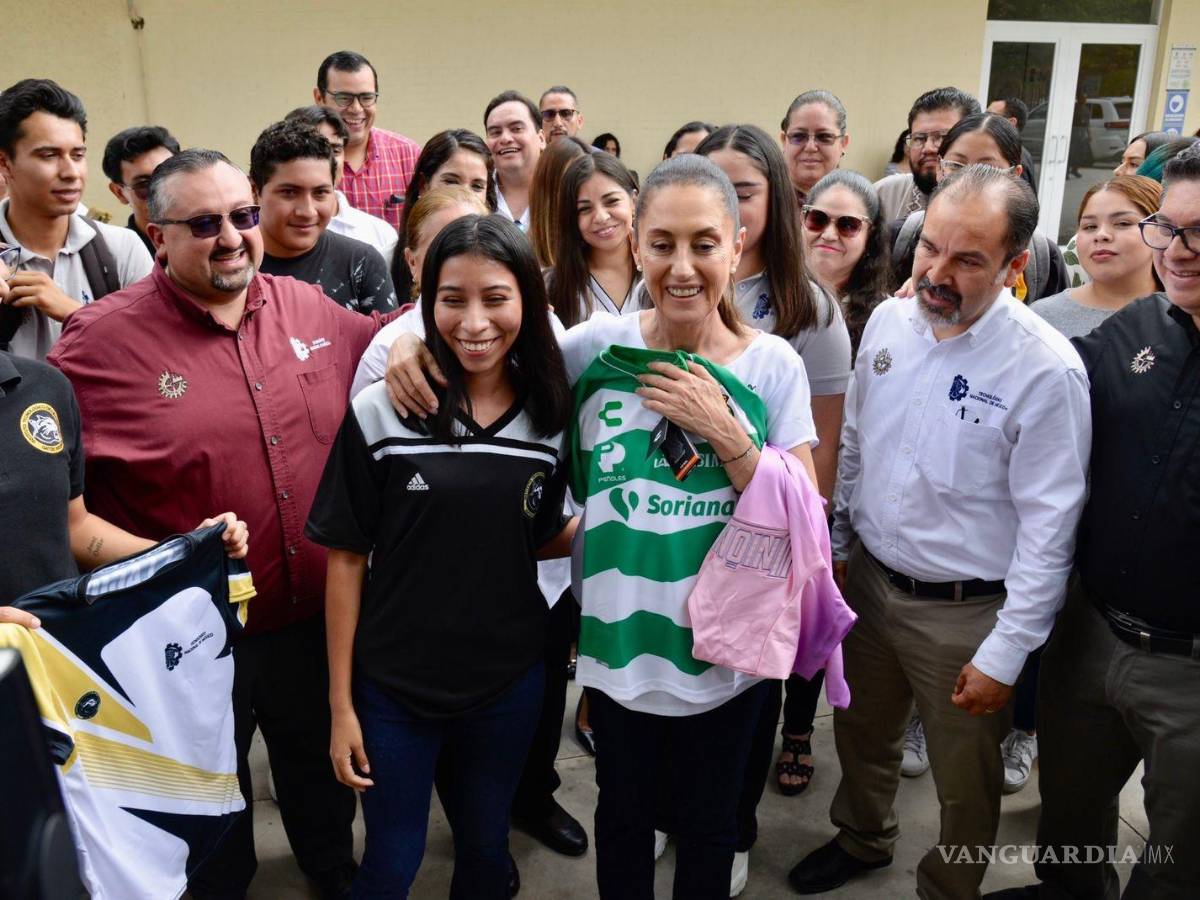 $!Y no podía faltar, para redondear el recibimiento, la playera del equipo local.