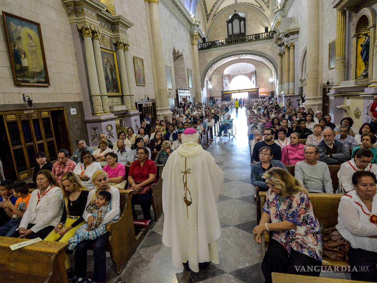 $!Obispo de Saltillo lava los pies a operarios de la Ciudad
