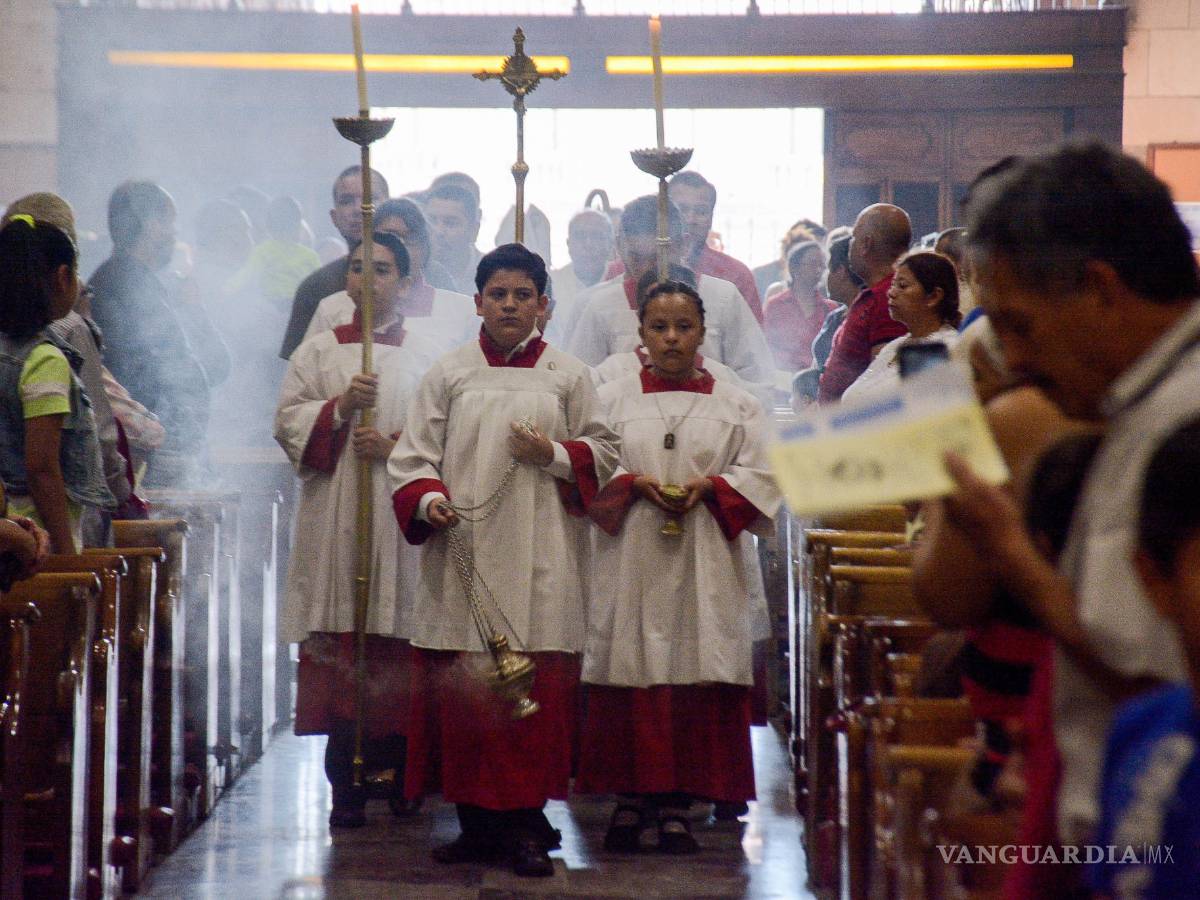 $!Obispo de Saltillo lava los pies a operarios de la Ciudad