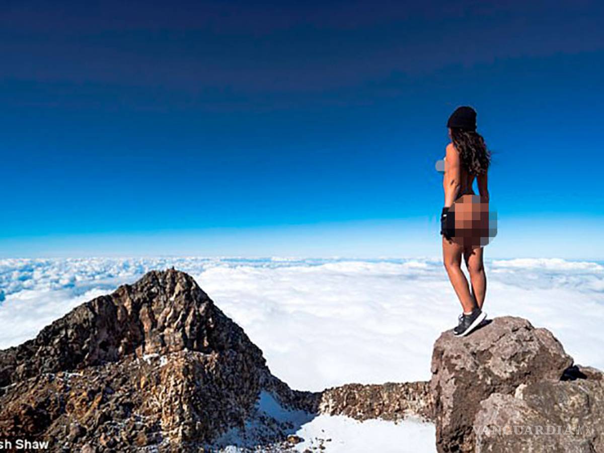 $!Modelo de Playboy molestó a maoríes por fotografiarse desnuda en montaña sagrada