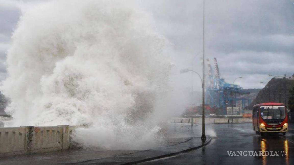 Azota tsunami de casi 2 metros a costa de Chile tras erupción de volcán submarino en Tonga