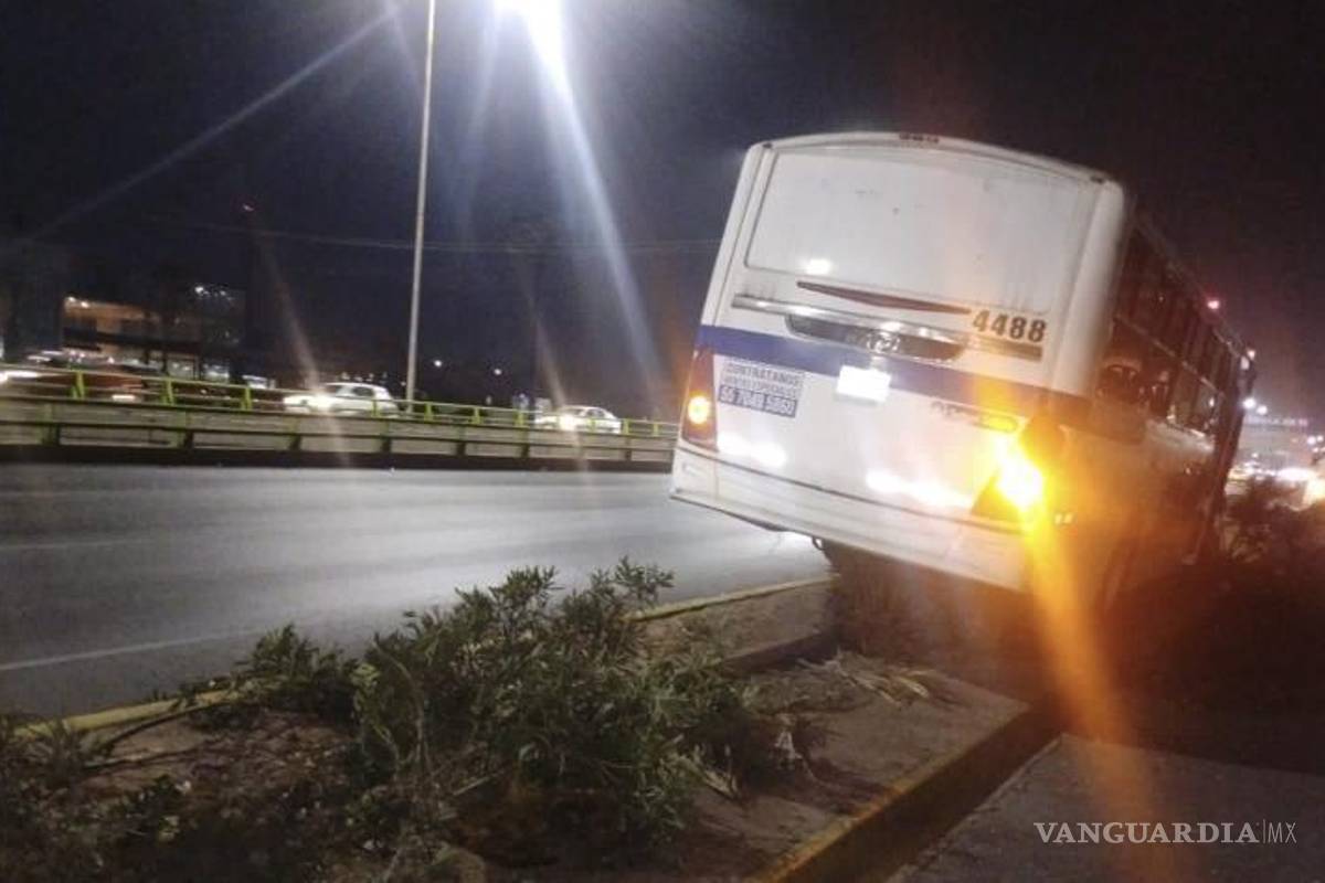 $!Elementos de Tránsito Municipal aseguraron la zona mientras se realizaban las maniobras de retiro.