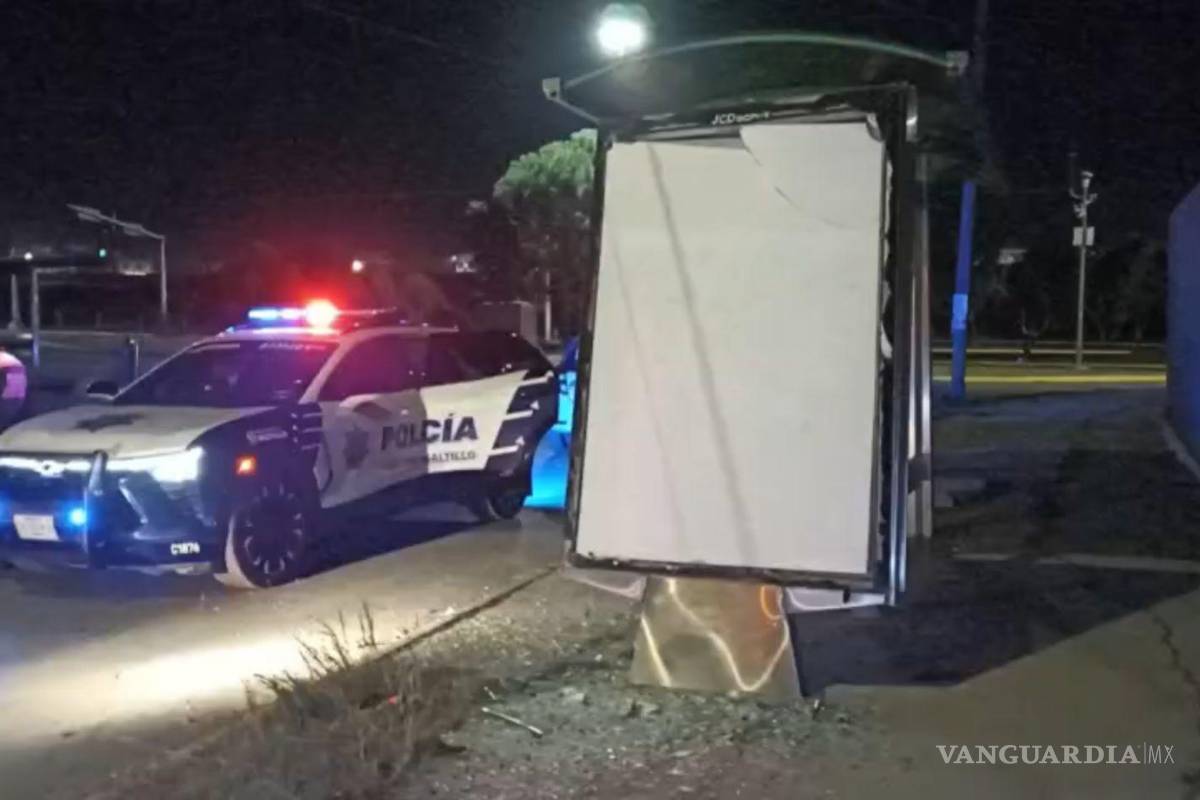 $!Se registraron daños materiales en el vehículo y el mobiliario urbano.