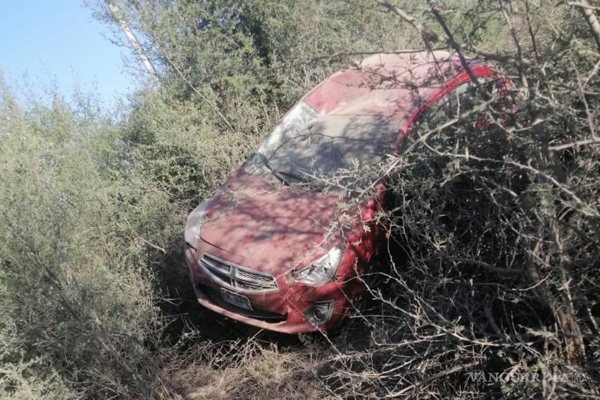 Vuelca tras esquivar a un burro atropellado en la carretera a Monclova