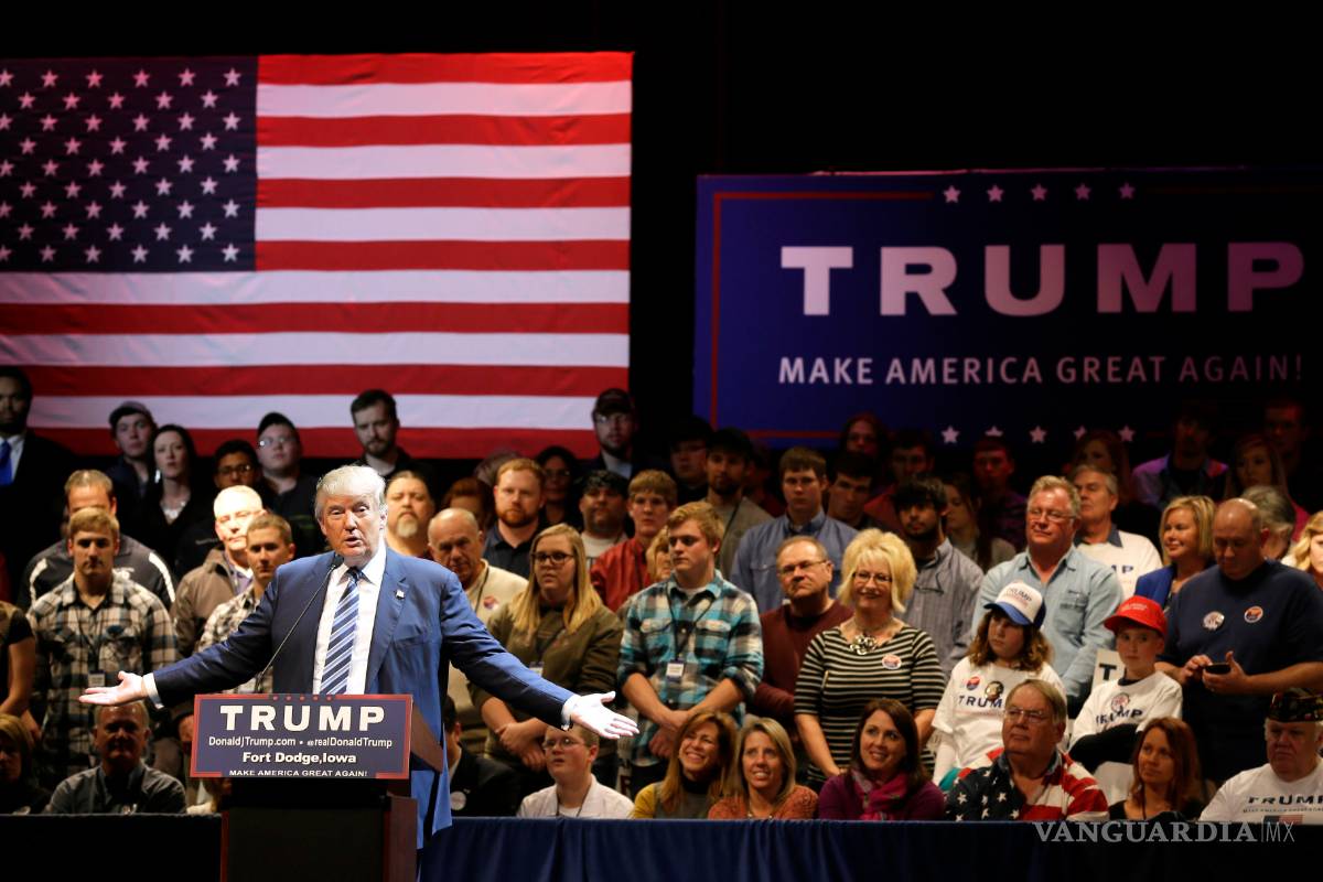 Trump llama estúpidos a los votantes de Iowa en acto electoral