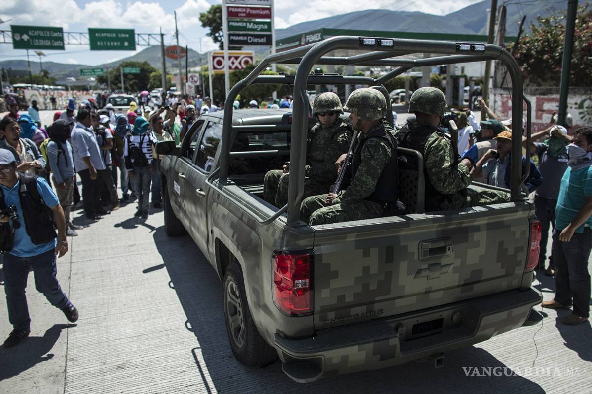 AMLO despliega a 900 militares en instalaciones de Pemex