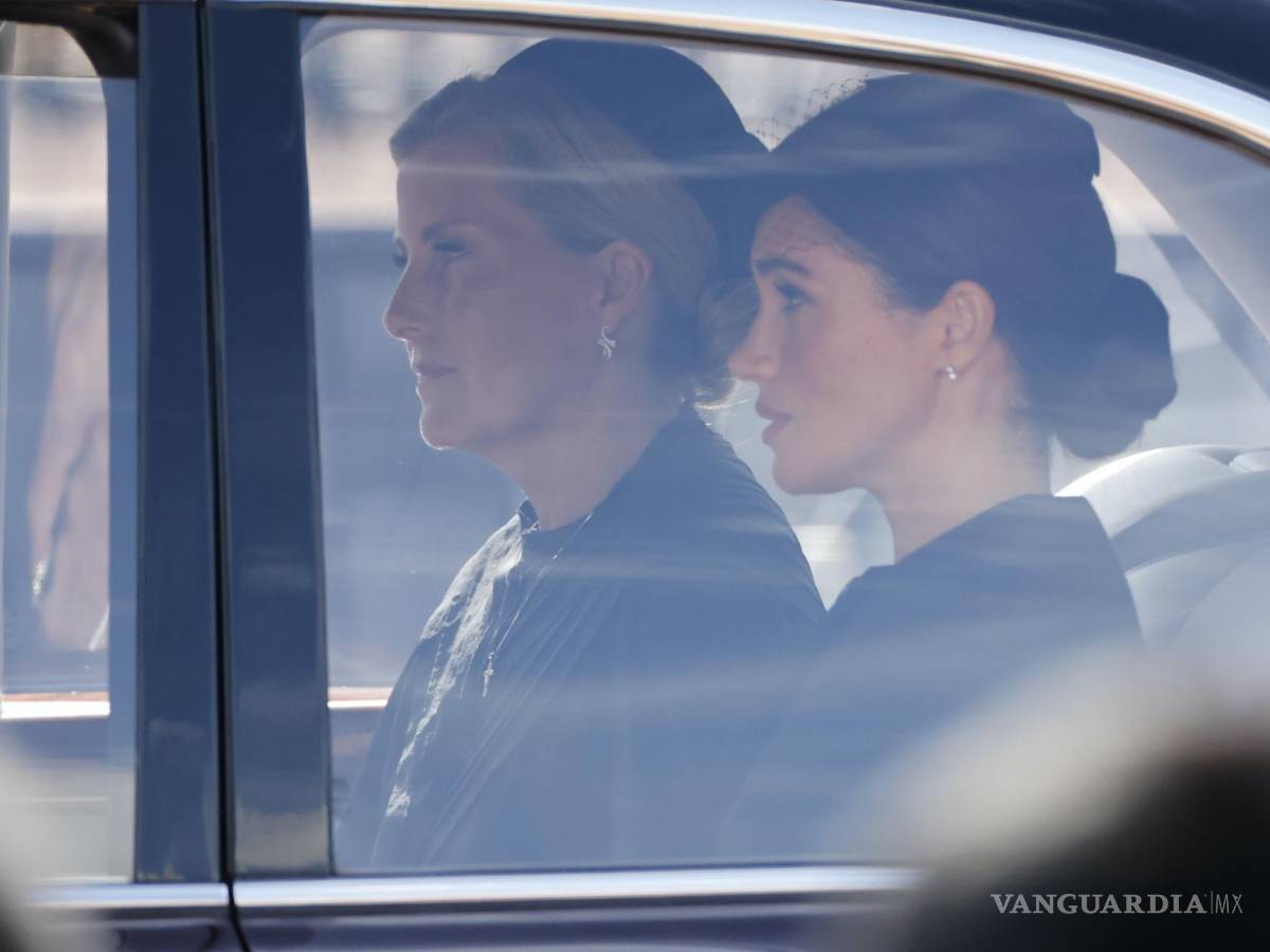 $!Meghan, duquesa de Sussex (d) y Sophie, condesa de Wessex, en un automóvil, siguen la procesión del ataúd que con el cuerpo de la reina Isabel II.