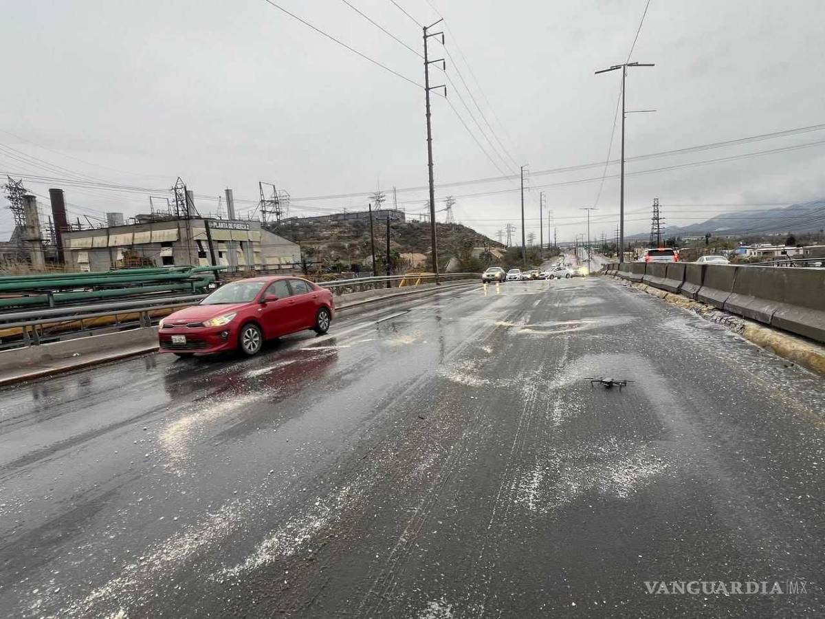 $!El alcalde Carlos Villarreal supervisa las medidas preventivas tras el accidente provocado por el pavimento congelado.