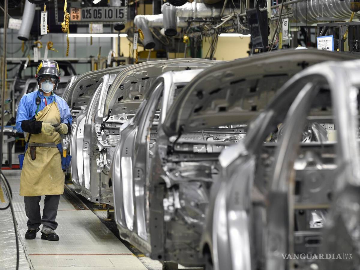 $!Un trabajador ensambla vehículos en la planta de ensamblaje de automóviles Toyota Tsutsumi en Toyota, cerca de Nagoya, en el centro de Japón.