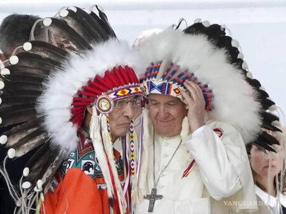 $!El papa Francisco se pone un tocado indígena en una reunión con las comunidades indígenas en la iglesia católica de Nuestra Señora de los Siete Dolores en Maskwacis, cerca de Edmonton, Canadá