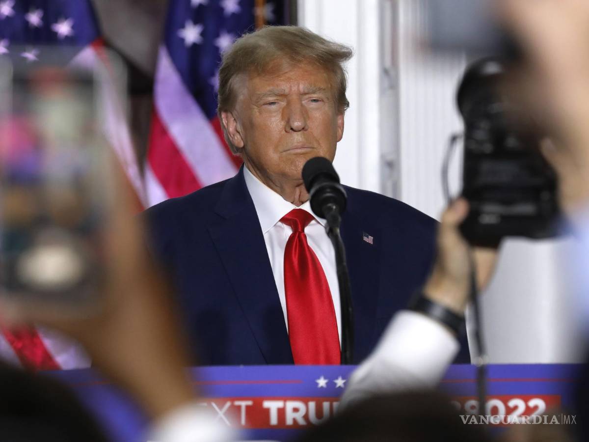 $!El expresidente de los Estados Unidos, Donald J. Trump, habla afuera del Trump National Golf Club, en Bedminster, Nueva Jersey.