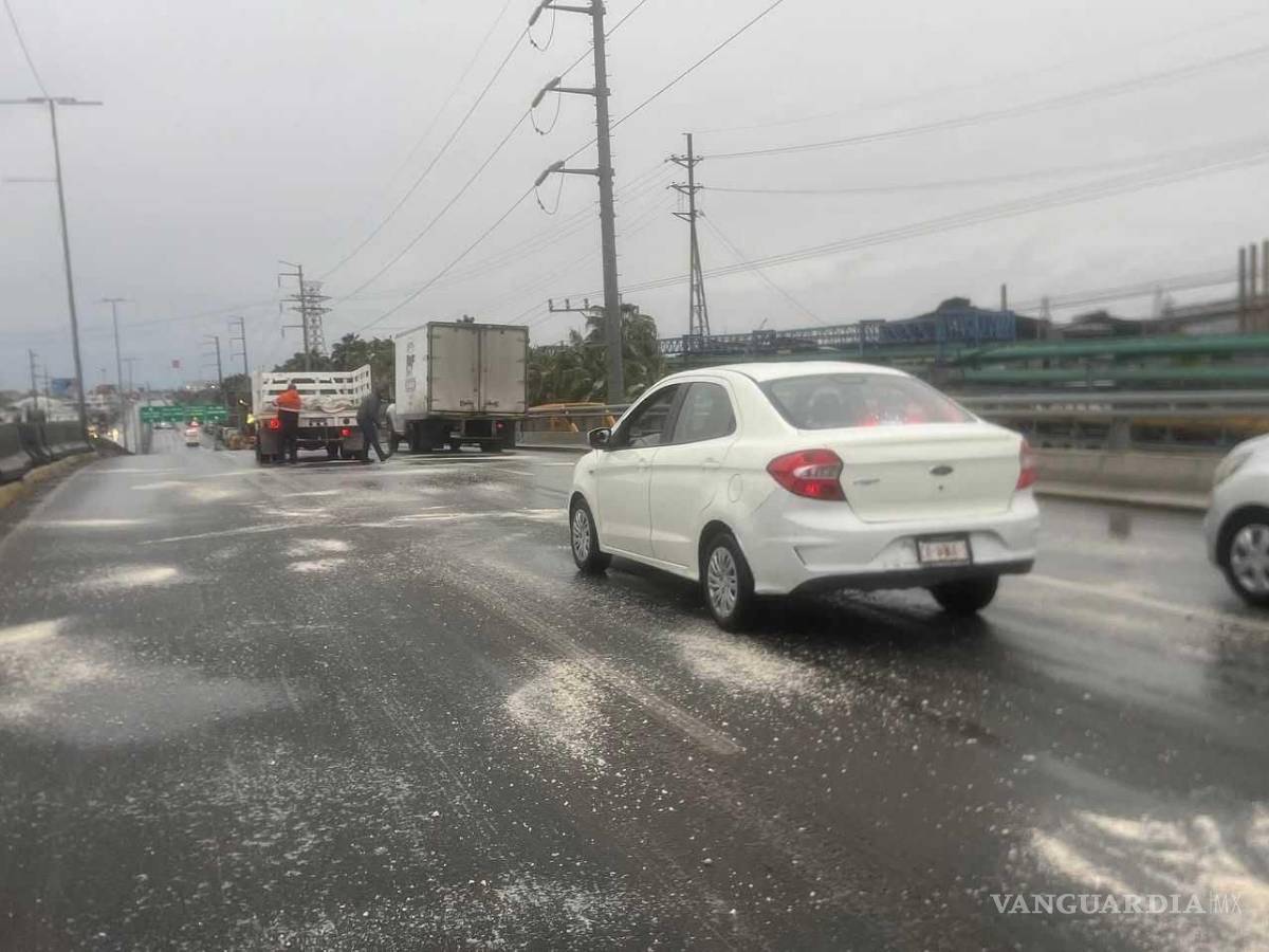 $!Autoridades de Protección Civil aplican sal en los puentes para evitar accidentes y garantizar la seguridad de los conductores.