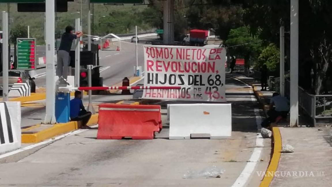 Normalistas de Ayotzinapa toman casetas de Acapulco, CAPUFE recomienda extremar precauciones