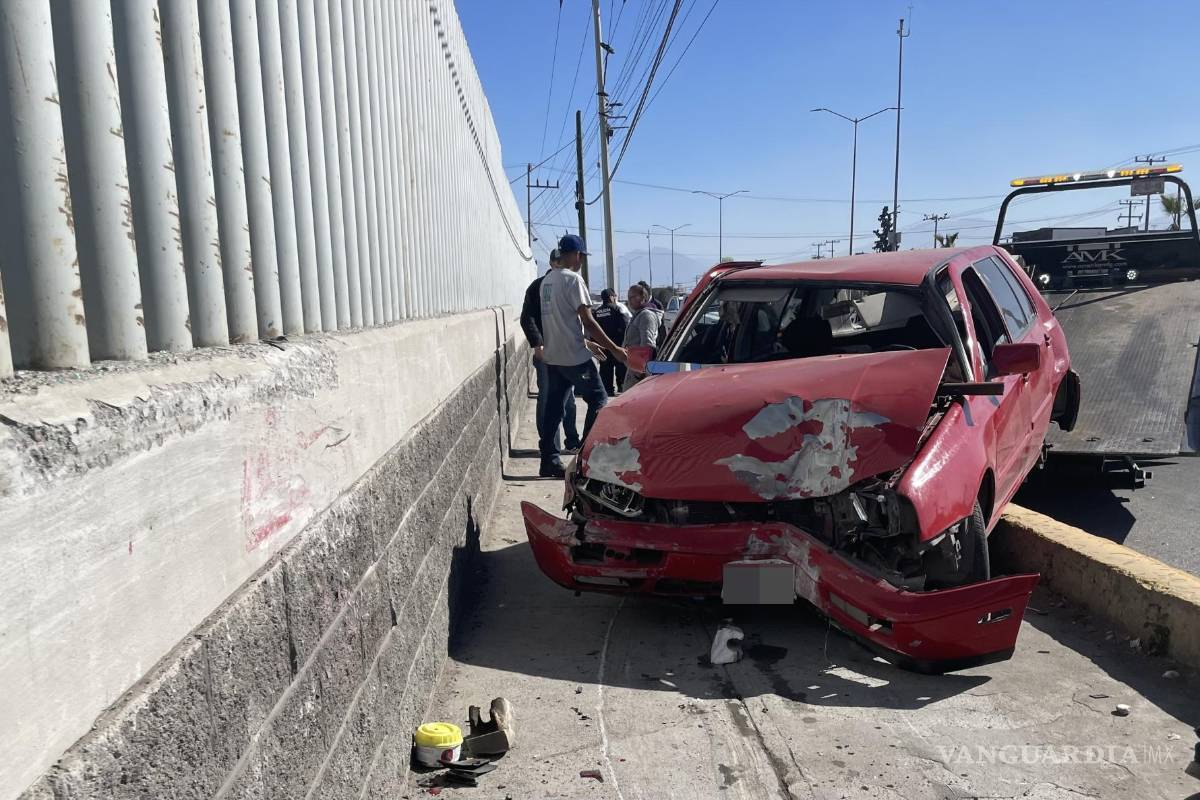 Joven causa accidente triple en Saltillo: choca a taxi, a poste y a muro del Centro de Justicia Penal