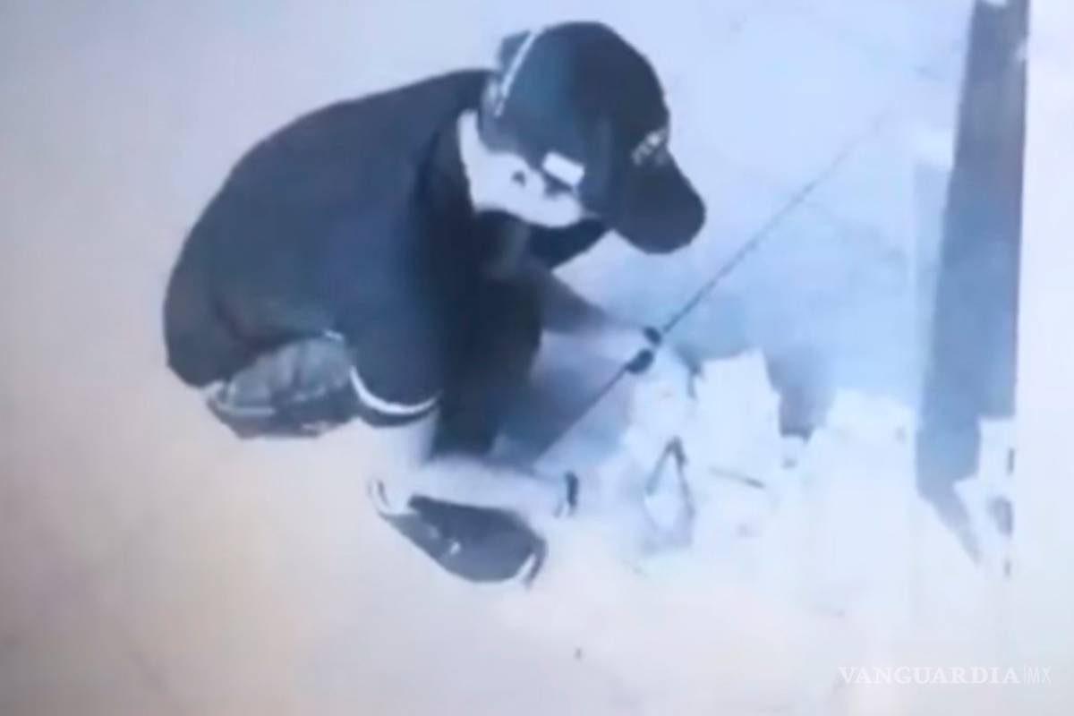 Cajero automático comienza a arrojar billetes como una máquina traga monedas (VIDEO)