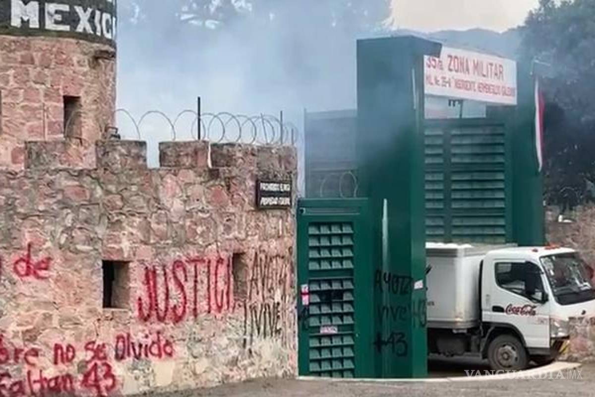 Padres de los 43 de Ayotzinapa y activistas estrellan camión contra cuartel militar en Guerrero