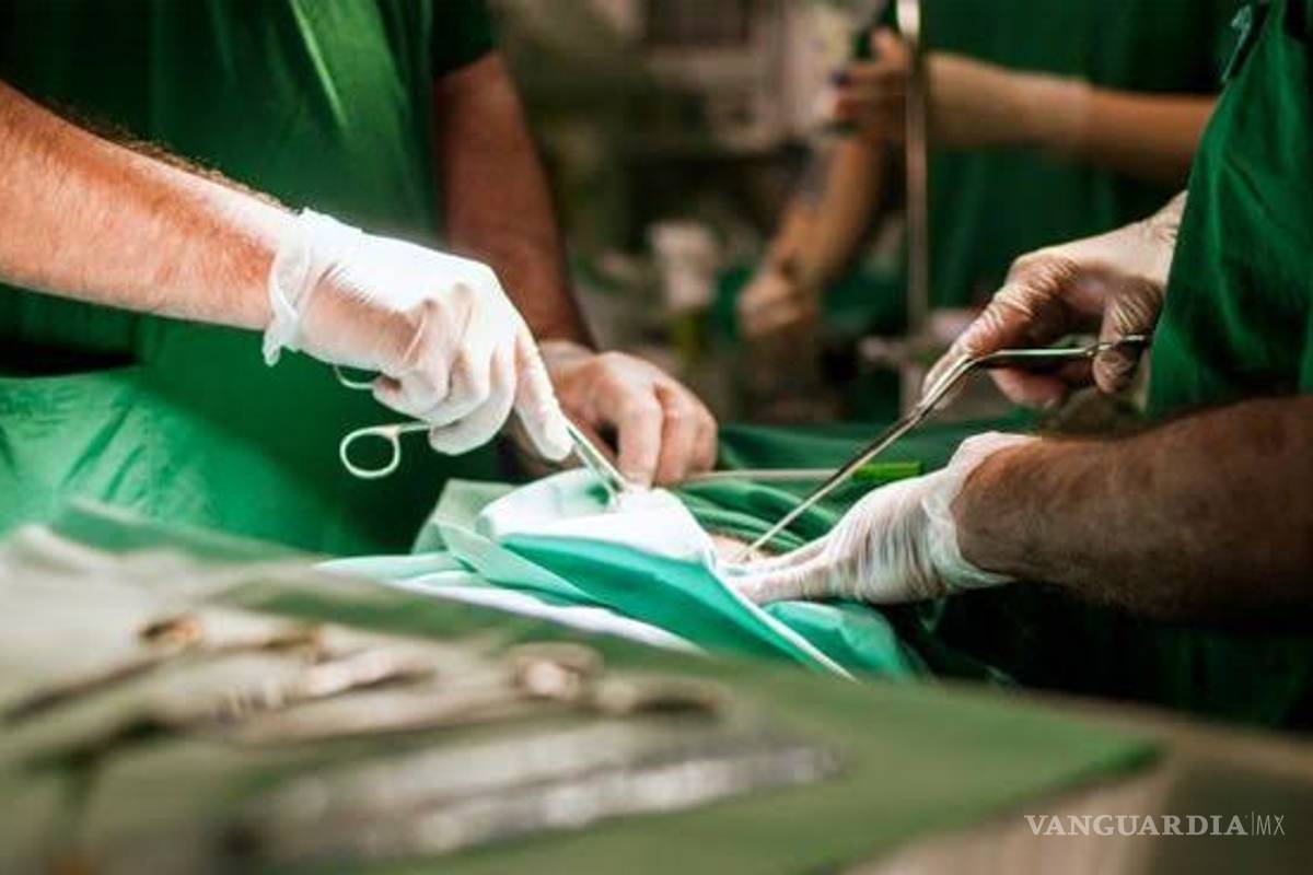 $!Gemelo dona un testículo a su hermano que nació sin ninguno