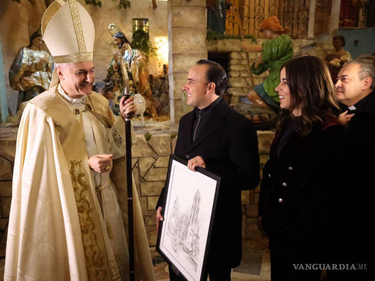 $!El Gobernador entrega un cuadro de la Catedral de Saltillo en el Vaticano.