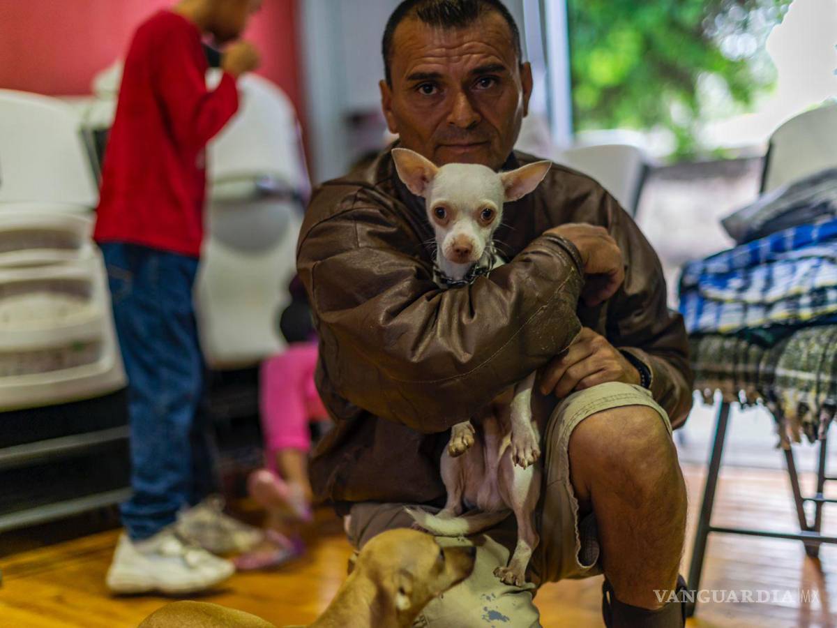 $!Francisco fue rescatado junto a su perro, sus vecina, los niños y las mascotas al paso de siete horas de que se registró la fuerte inundación