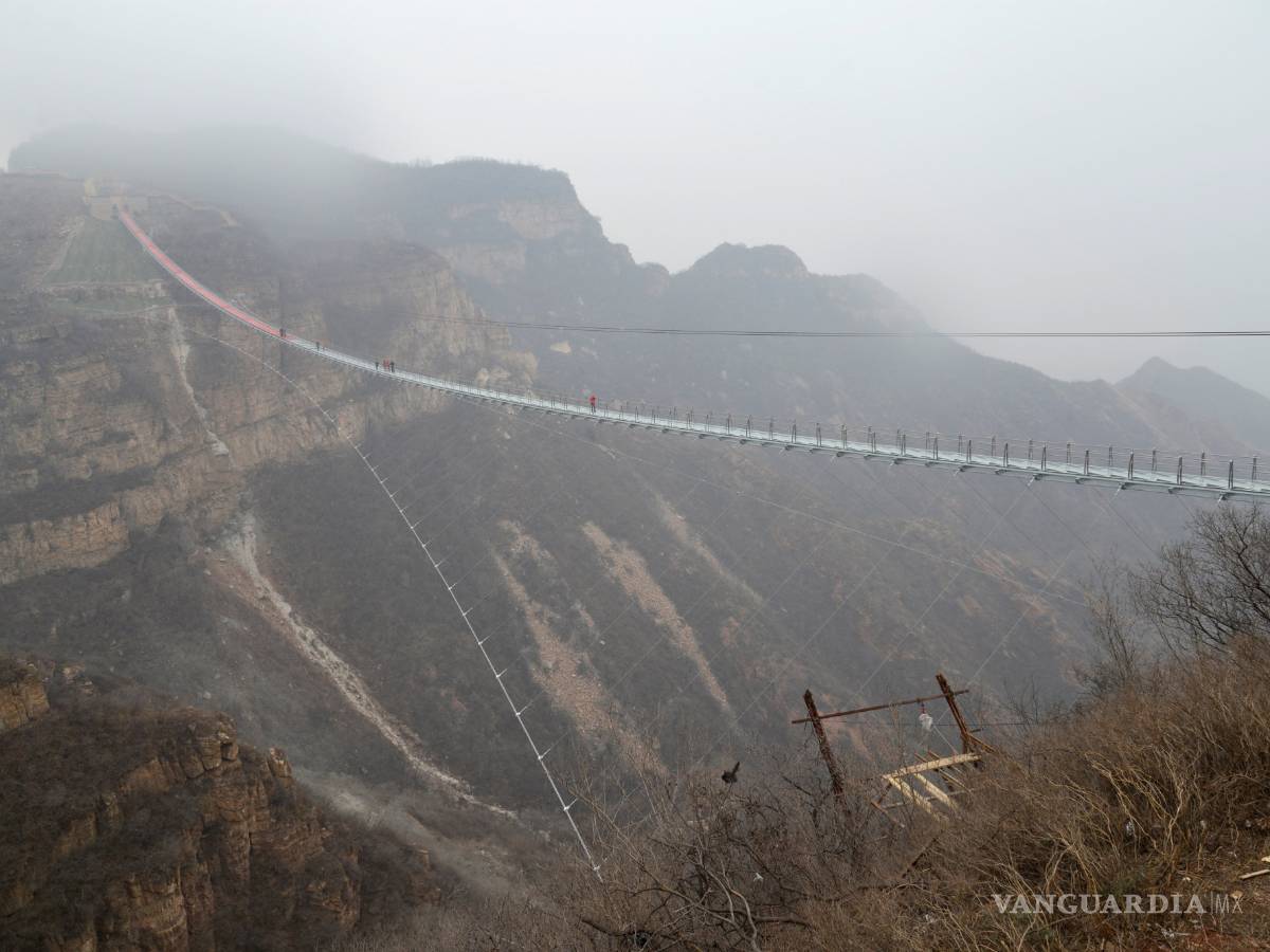 $!Puente de Cristal, el más largo del mundo, flota sobre Banshan en China
