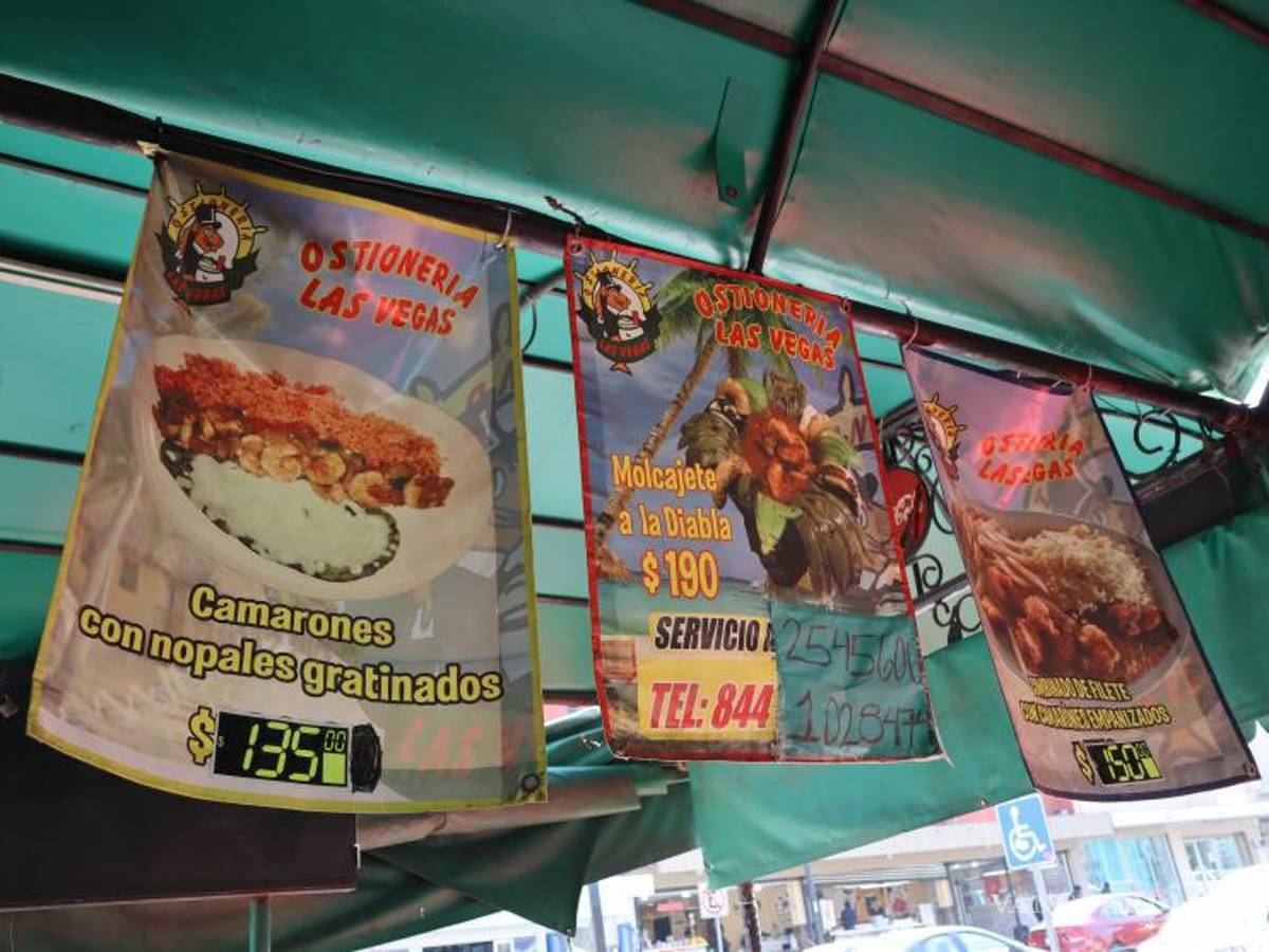 $!Si se come en restaurantes, es importante verificar la limpieza y los permisos correspondientes emitidos por la Secretaría de Salud.