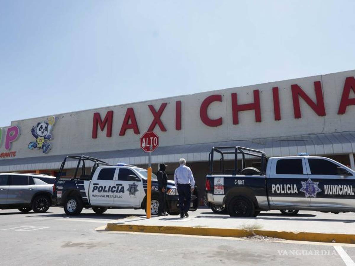 $!El director del IMPI, Santiago Nieto, acompañado por el secretario de Economía, Luis Olivares Martínez, encabezó el operativo en la tienda Maxi China, dando inicio al denominado “Operativo de Limpieza”.