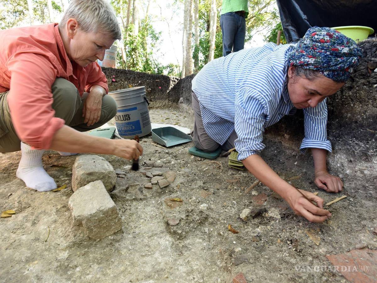 $!Daniela Triadan (i) y Verónica Vázquez (d), dos miembros del equipo de investigadores, mientras excavan en la zona de Aguada Fenix en el sur de México, el monumento de la cultura maya más grande y antiguo jamás descubierto. EFE/UArizona/Takeshi Inomata