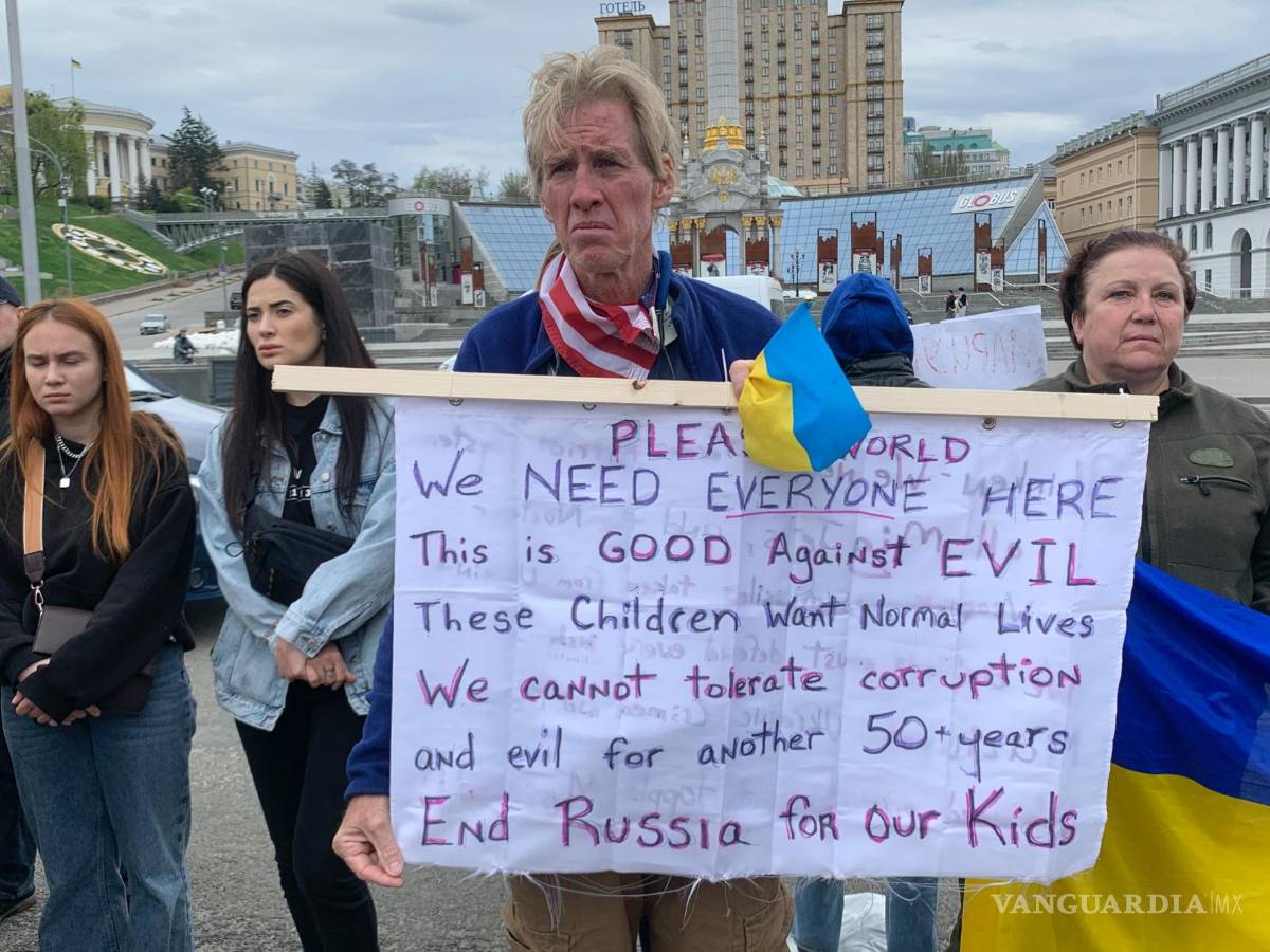 $!Ryan Wesley Routh sostiene una pancarta durante una manifestación en el centro de Kiev, Ucrania, el sábado 30 de abril de 2022.