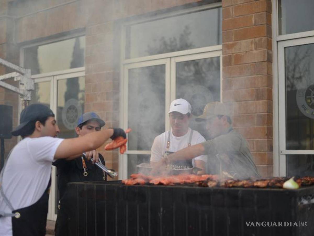 $!Jóvenes y adultos participaron en la preparación y distribución de alimentos.