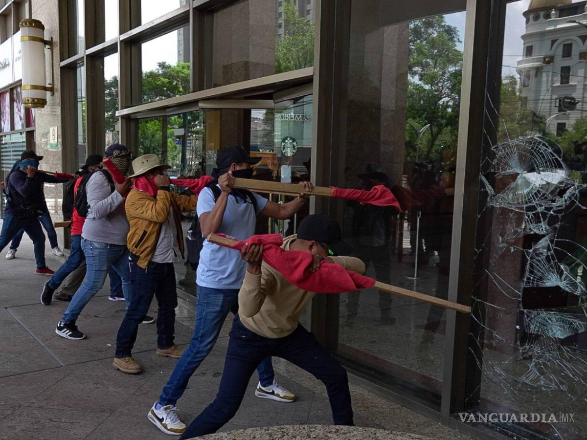 $!Integrantes de la Coordinadora Nacional de Trabajadores de la Educación rompiendo la entrada en la Torre del Bienestar durante su protesta rumbo al Zócalo.