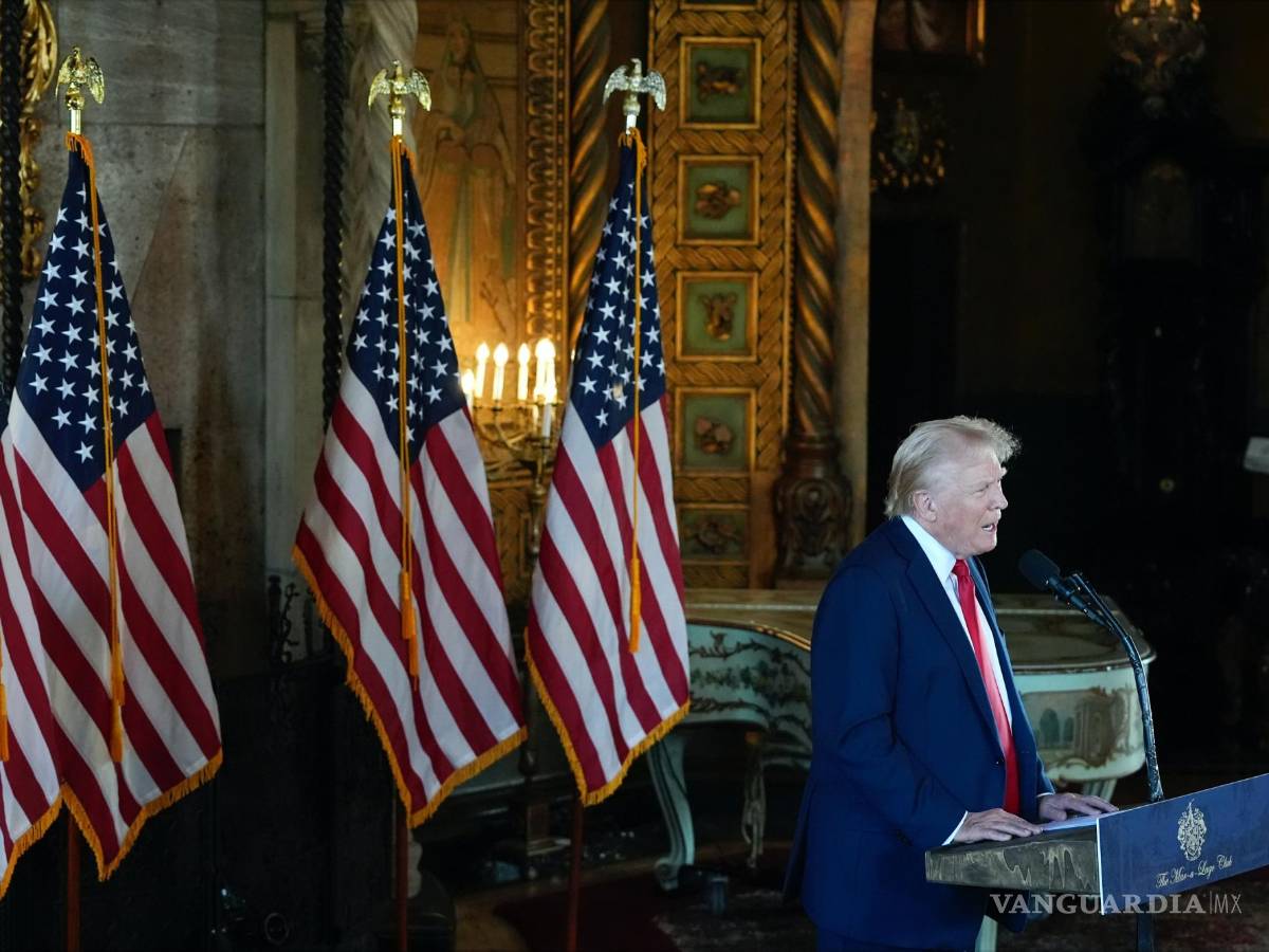 $!El candidato presidencial republicano, el expresidente Donald Trump, habla con periodistas en su propiedad de Mar-a-Lago en Palm Beach, Florida.