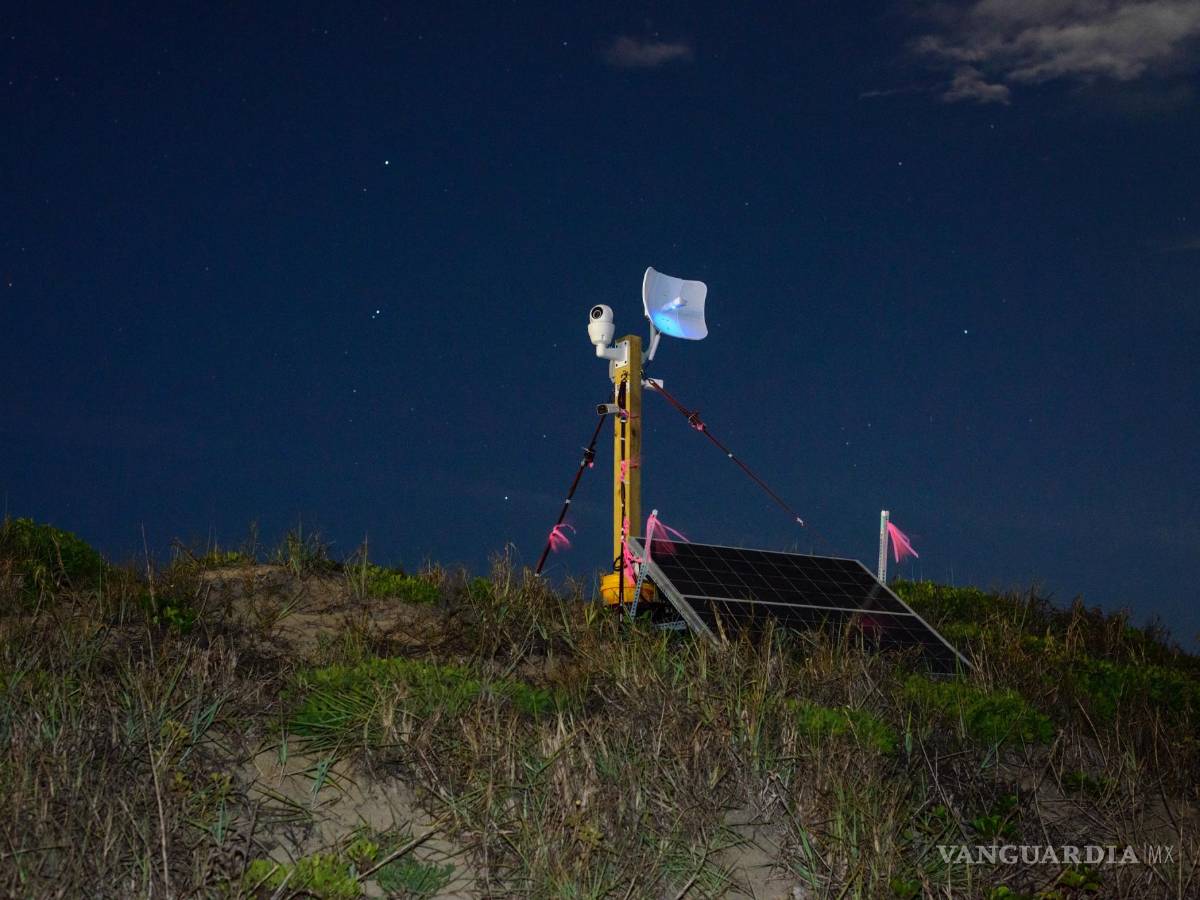 $!Un sistema de cámara SpaceX alimentado por un panel solar, en una duna en Boca Chica, Texas.