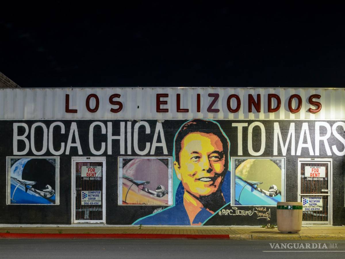 $!Un mural que dice “Boca Chica a Marte” con una imagen de Elon Musk en el centro de Boca Chica, Texas.