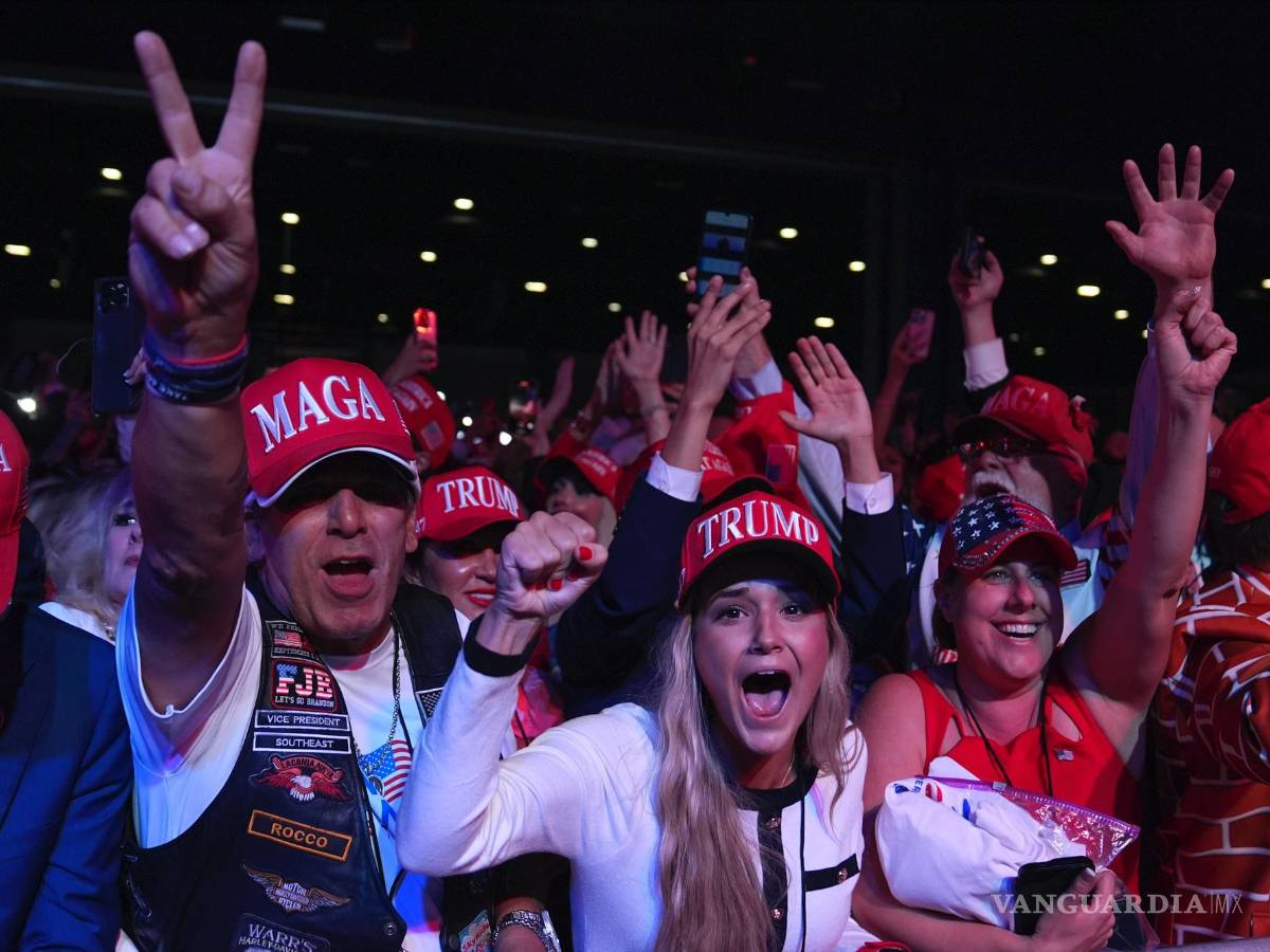 $!Partidarios de Donald Trump observan los resultados en el Centro de Convenciones de Palm Beach, Florida.