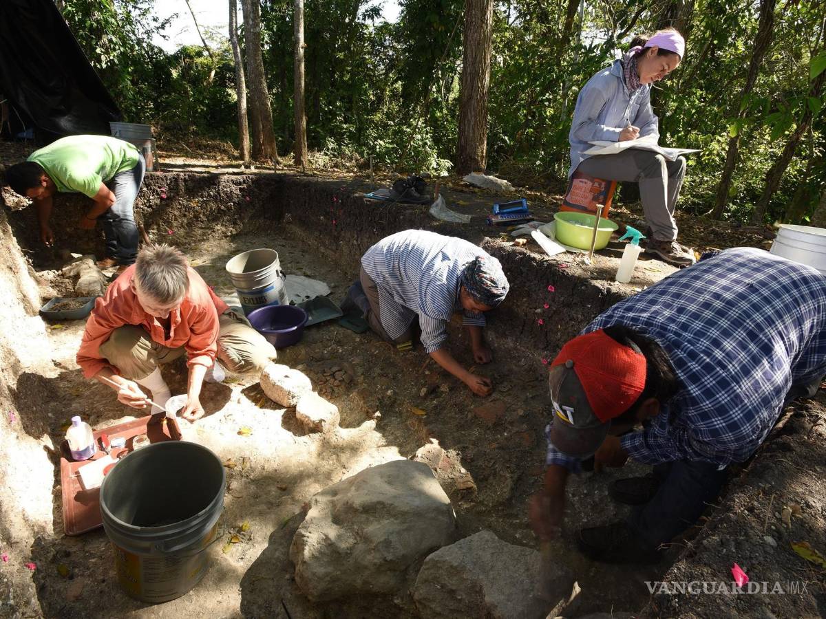 $!Fotografía cedida por el profesor de antropología de la Universidad de Arizona (UArizona), Takeshi Inomata, donde aparecen Daniela Triadan (c i) y Verónica Vázquez (c d), dos miembros del equipo de investigadores, mientras excavan junto a otros miembros en la zona de Aguada Fenix en el sur de México, el monumento de la cultura maya más grande y antiguo jamás descubierto. EFE/UArizona/Takeshi Inomata