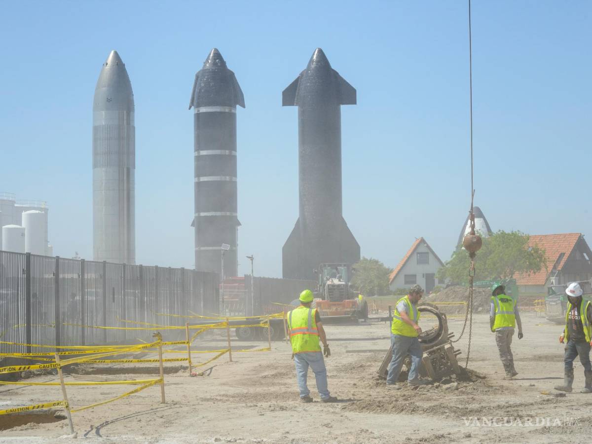 $!Tres prototipos de Starship detrás de las obras de construcción en las instalaciones de SpaceX en Boca Chica, Texas.